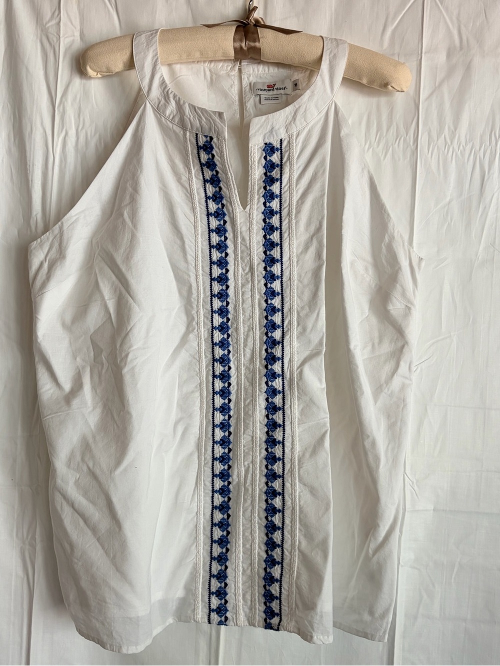 Vineyard Vines White Sleeveless Top with Blue Embroidery